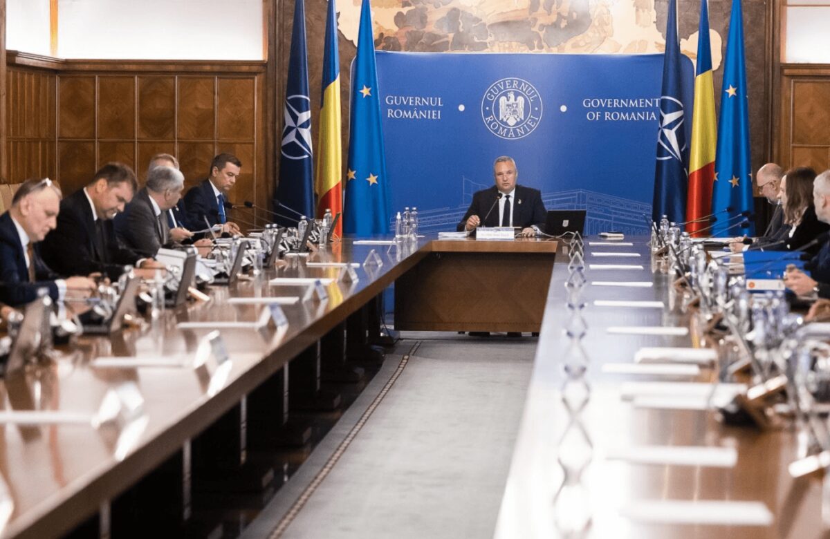 Guvernul nu strânge cureaua, ci doar calmează dezmățul bugetar