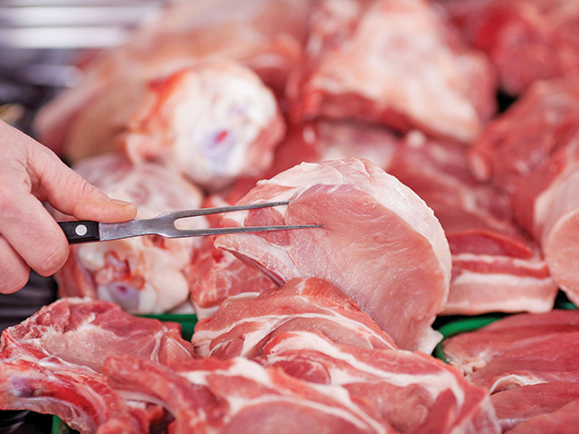 Industria alimentară, sub presiunea inflaţiei: consumul de ulei, carne şi brânză a scăzut în T1/2023