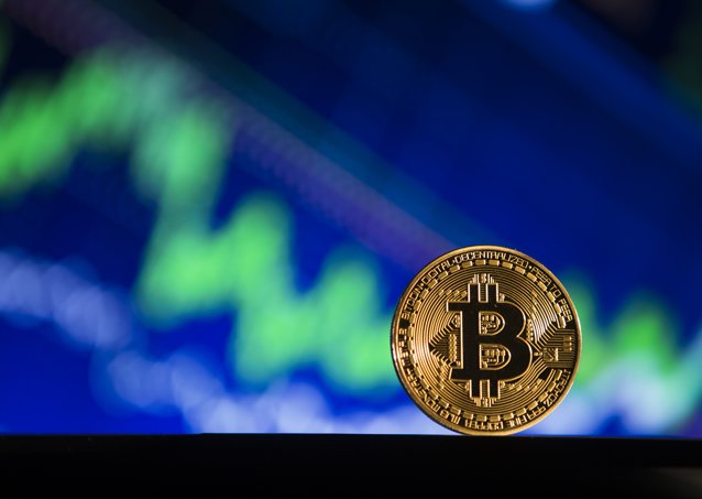 Iarna criptomonedelor s-a încheiat. Standard Chartered susţine că Bitcoinul ar putea ajunge la 100.000 de dolari