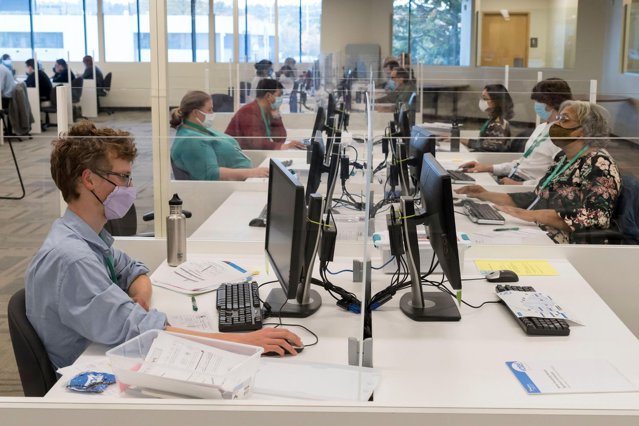 EY va desfiinţa 3.000 de locuri de muncă în SUA pentru a elimina surplusul de angajaţi