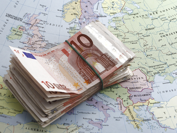 Investitorii pariază că băncile centrale din Ungaria şi Polonia vor începe să reducă dobânzile