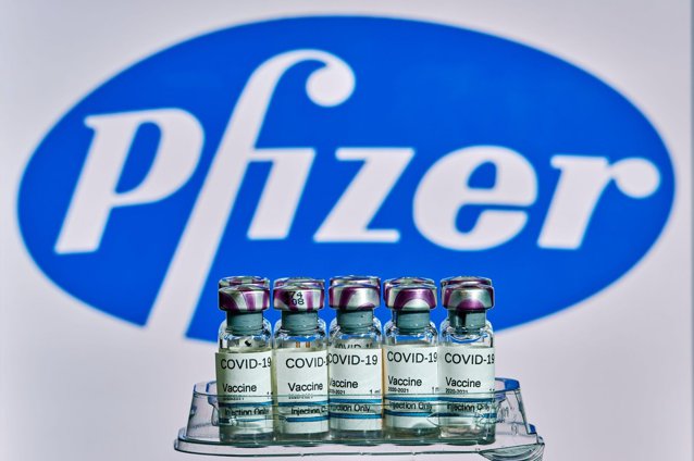 Pfizer a raportat în primul trimestru o scădere a venitului cu 29% faţă de perioada similară a anului trecut. CEO-ul, Albert Bourla, s-a referit la 2023 ca fiind un „an de tranziţie”